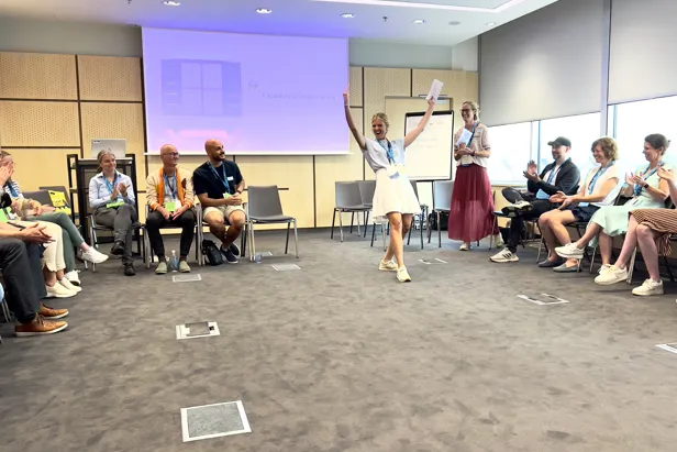 En mann som danser foran en gruppe mennesker