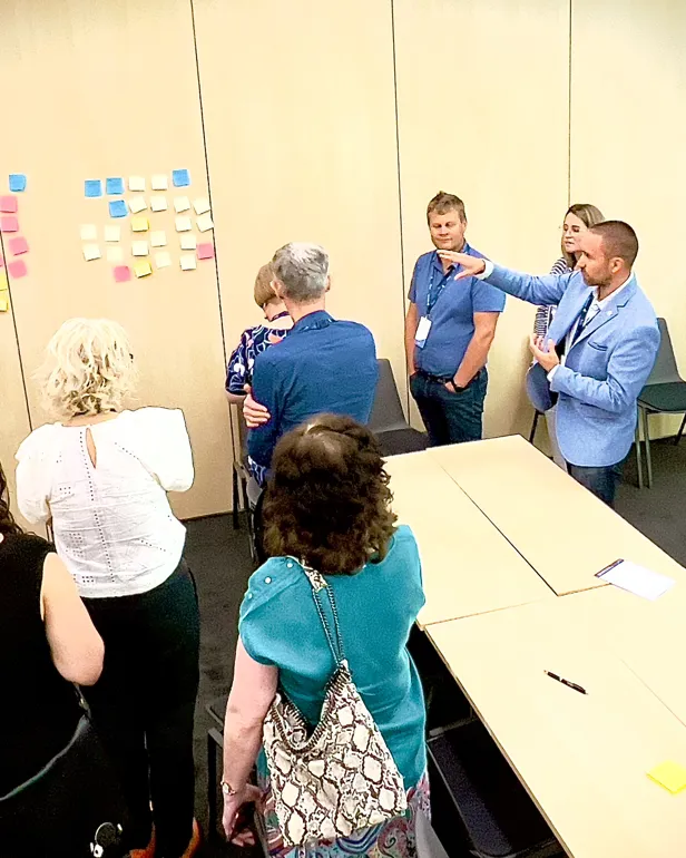 En gruppe personer i et møte