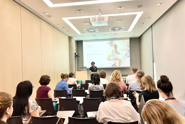 En gruppe mennesker i et rom