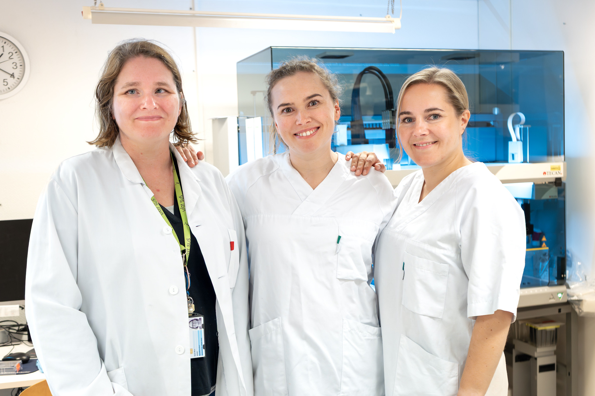 En gruppe kvinner i hvite laboratoriefrakker