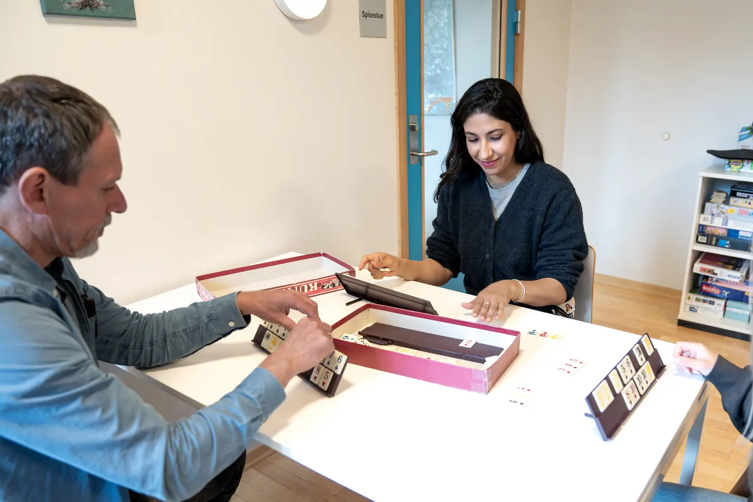 En mann og en kvinne som ser på en bok på et bord