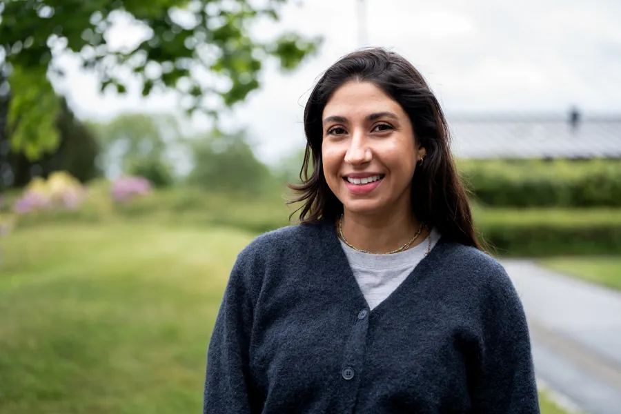 En person som smiler utenfor