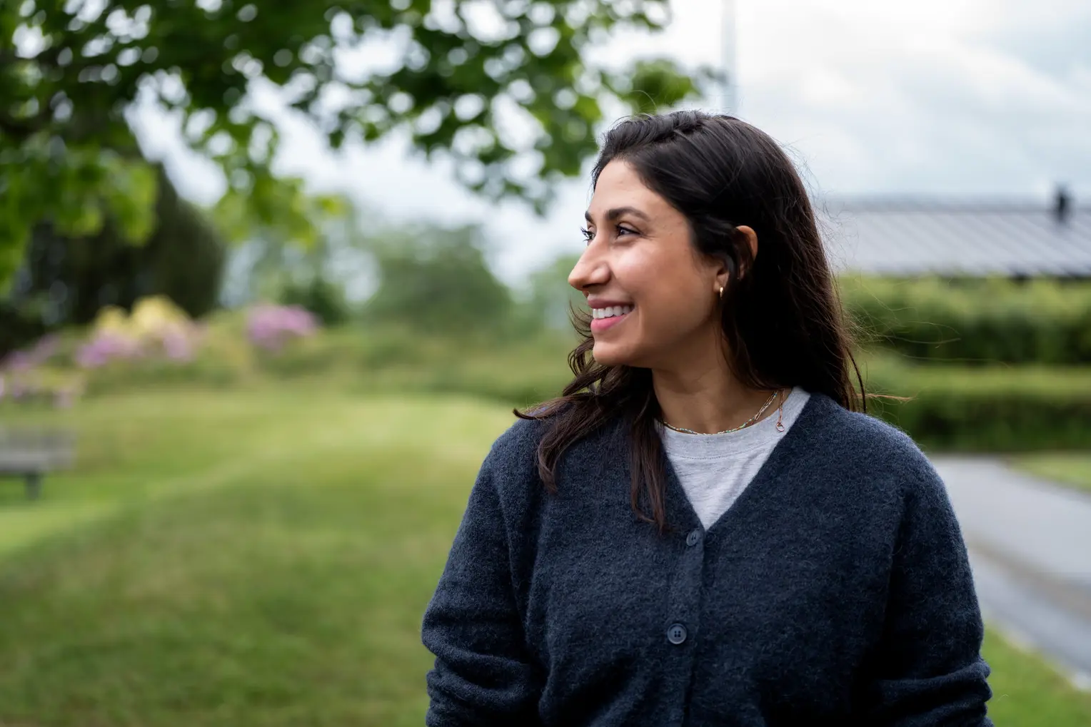 En person som smiler utenfor