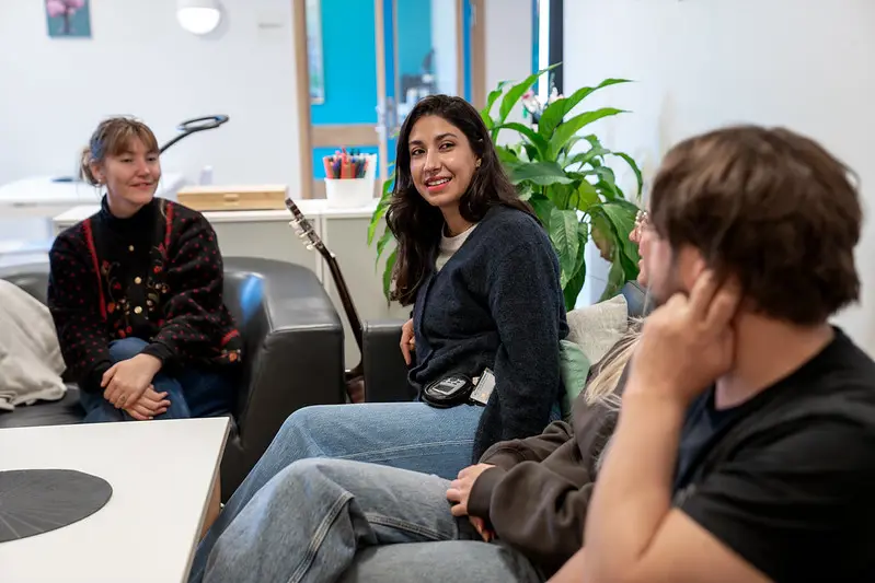 En gruppe mennesker som sitter i et rom