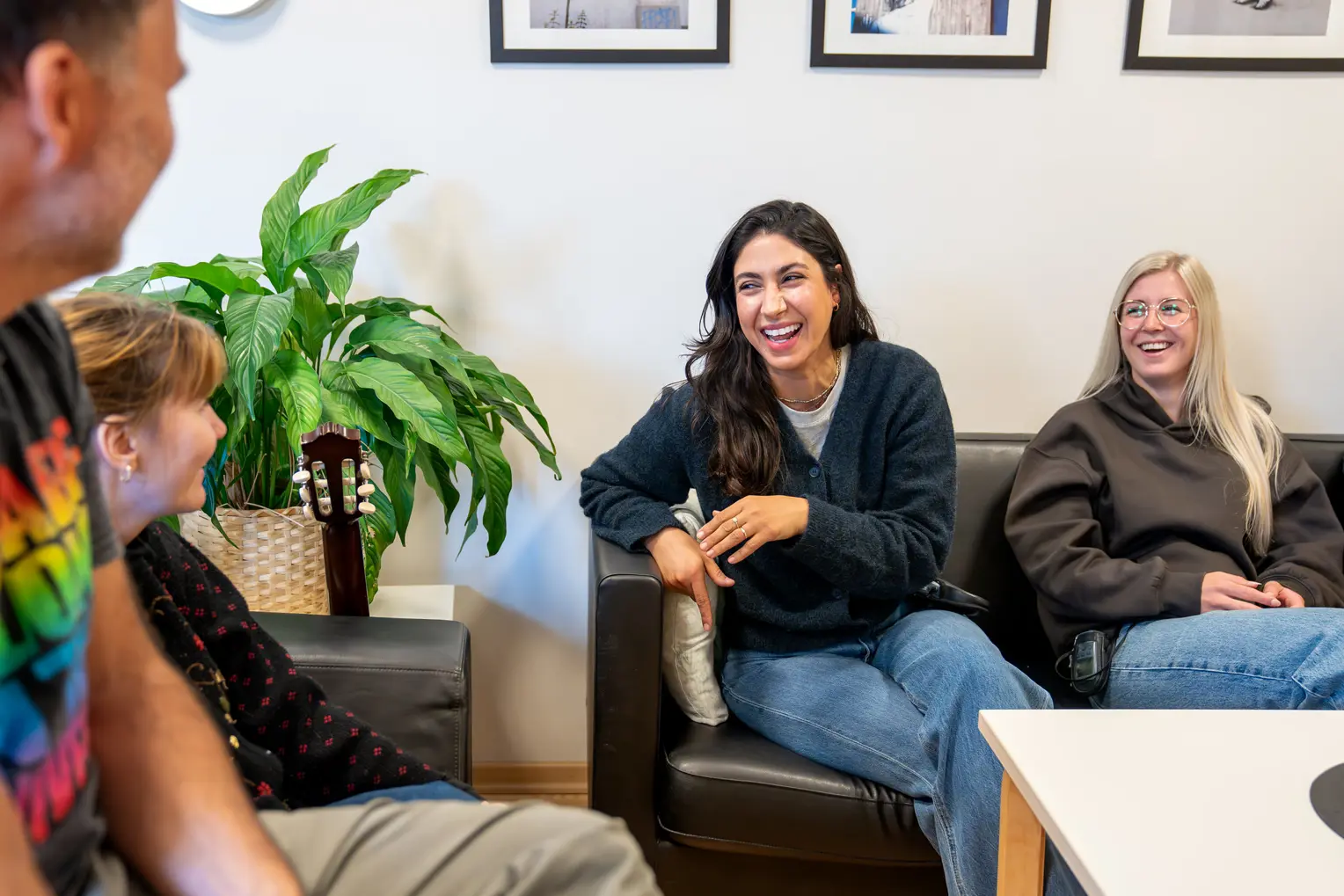 En gruppe mennesker som sitter i stoler