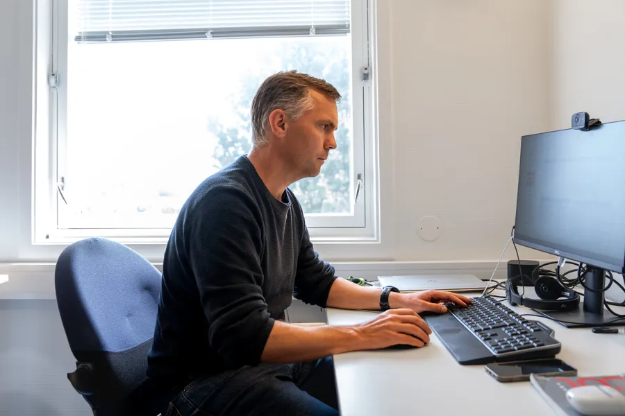 En mann som sitter ved et skrivebord