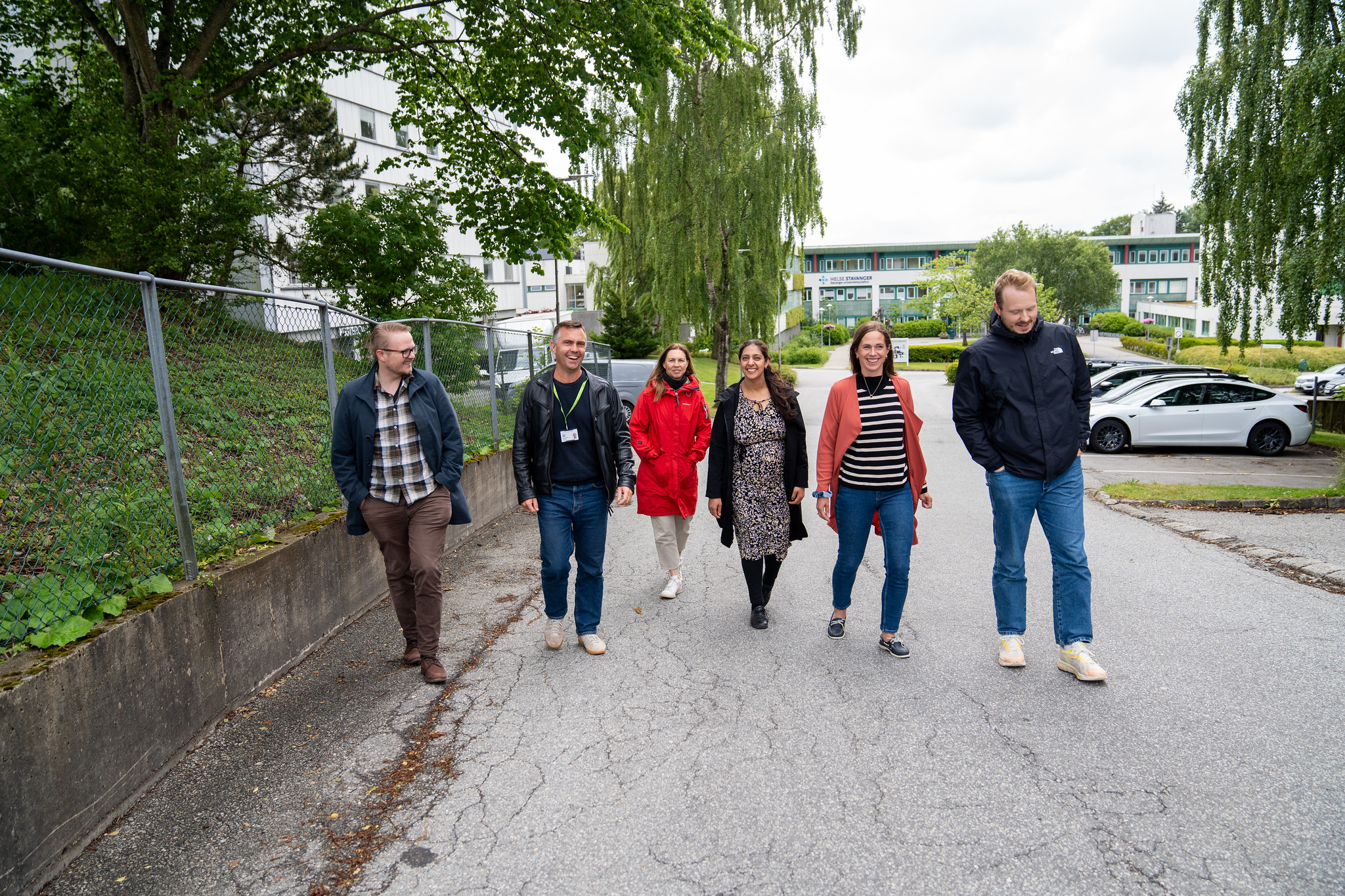 En gruppe mennesker som går på et fortau