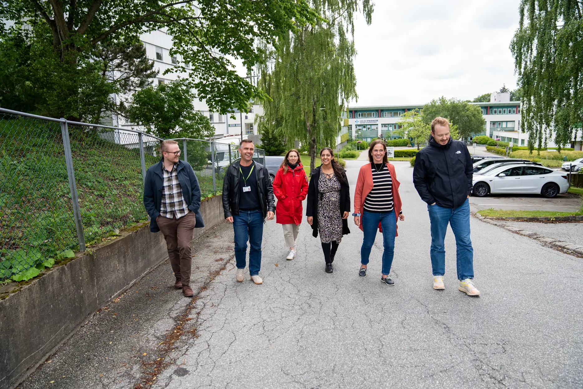 En gruppe mennesker som går på et fortau