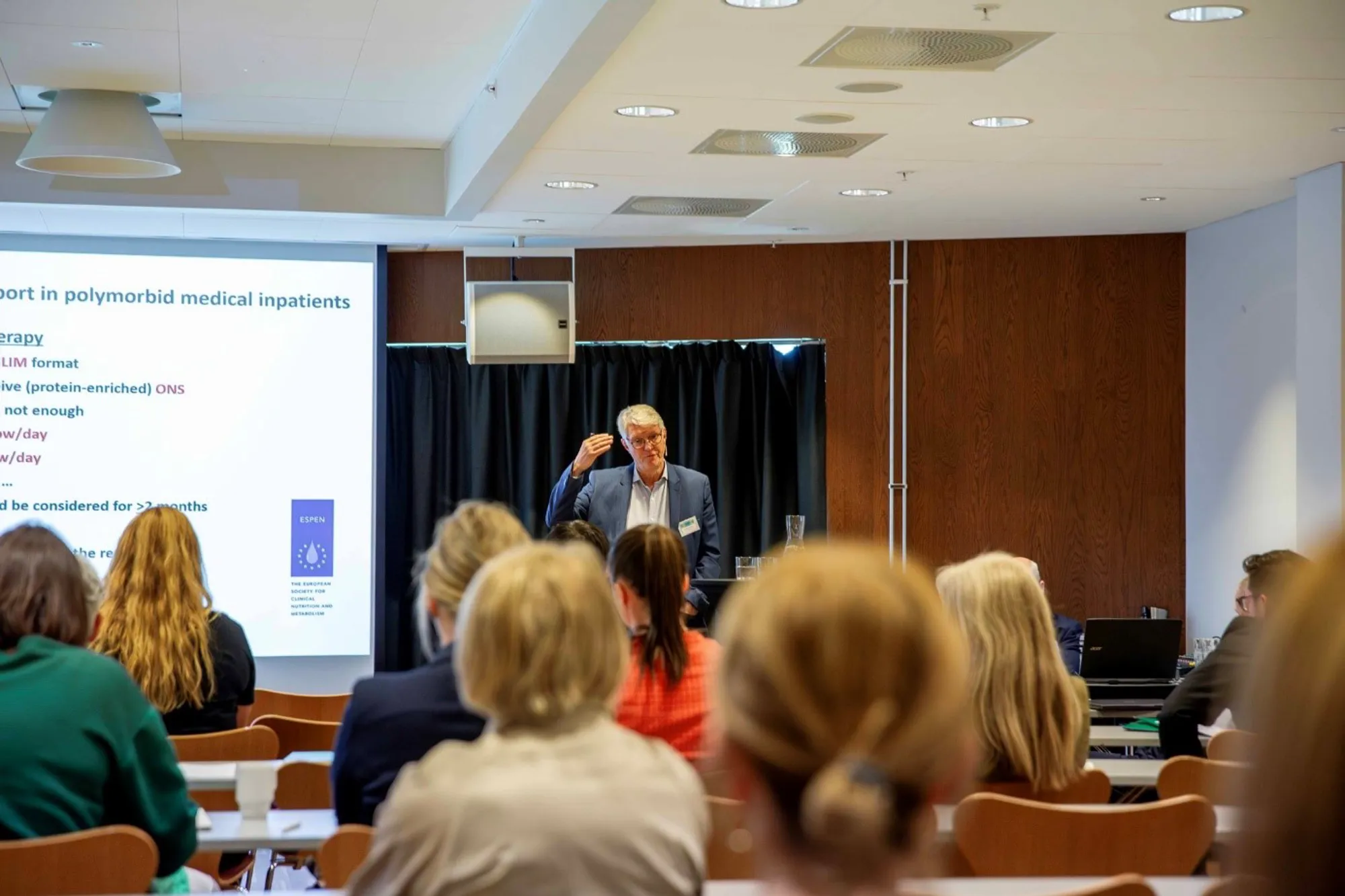 En person som holder en presentasjon for et publikum