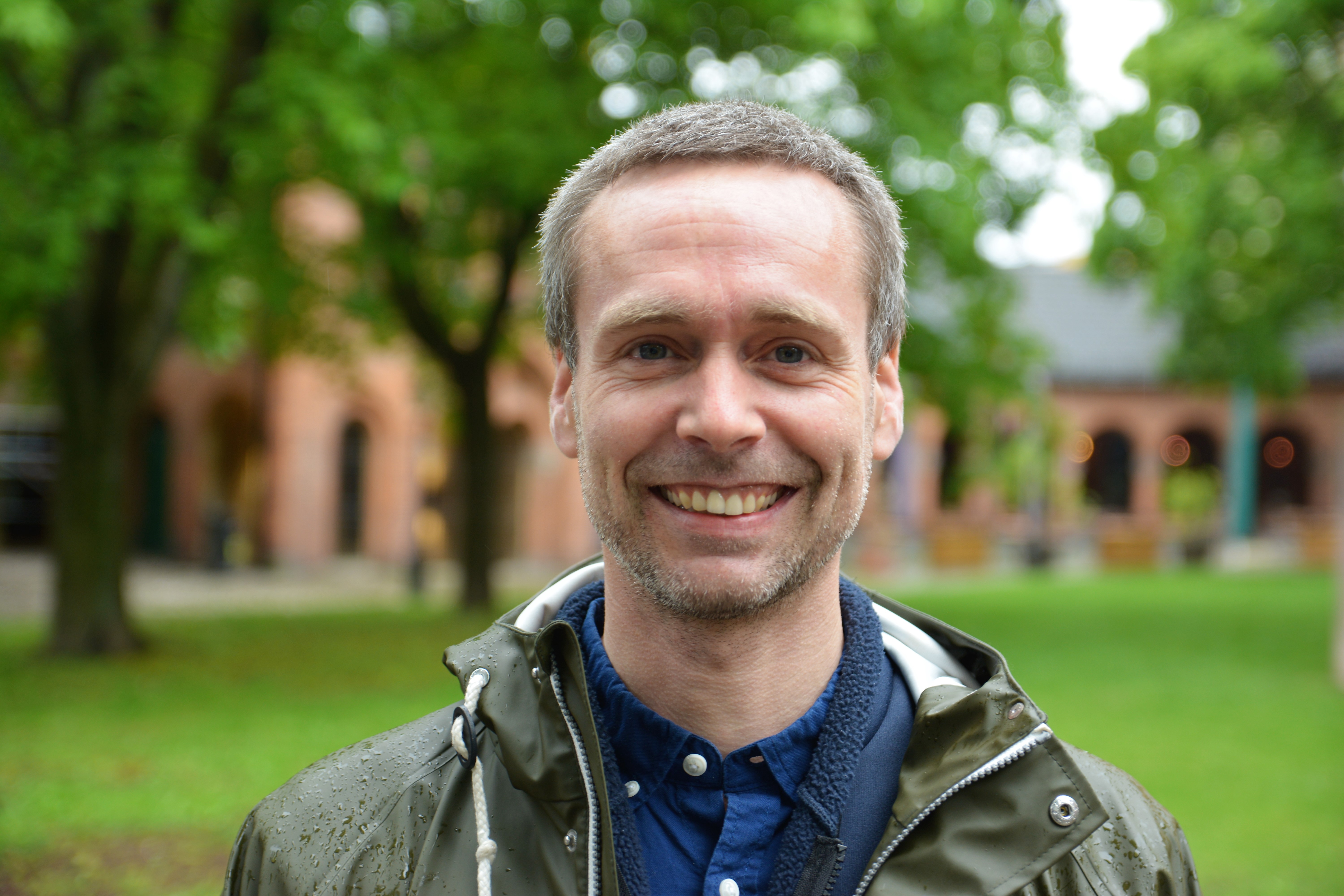 En mann som smiler til kameraet