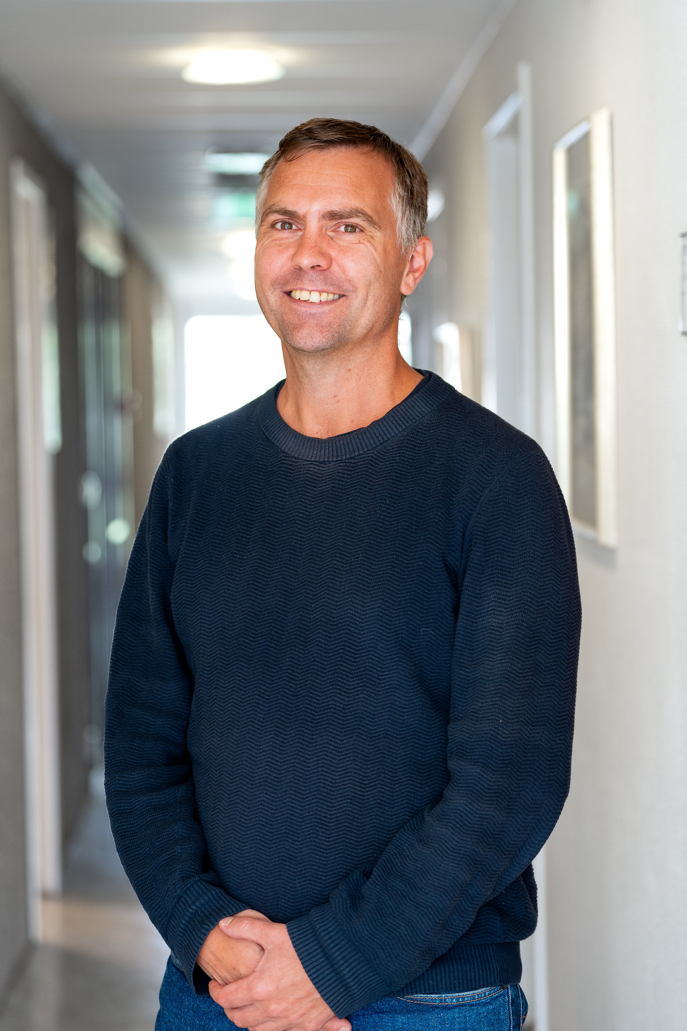 En mann iført en genser