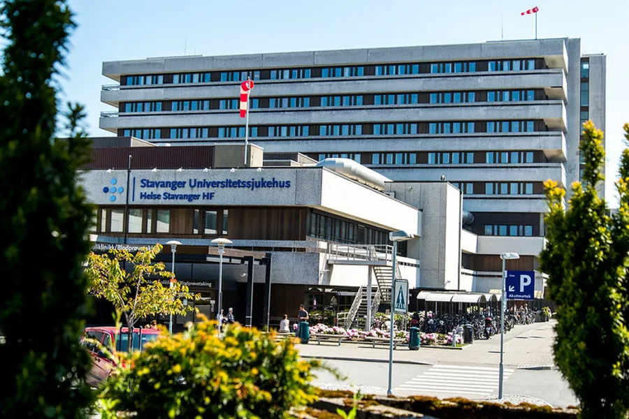 En bygning med et skilt på