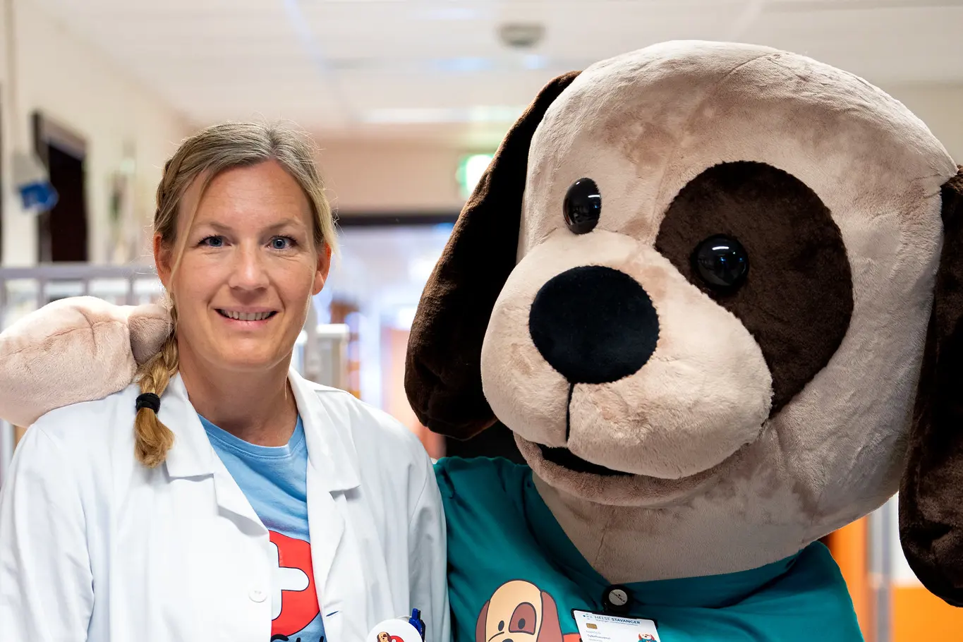 En person som står ved siden av en person i et plagg