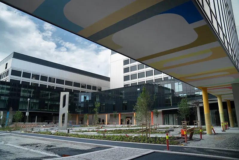 En bygning med et takmaleri