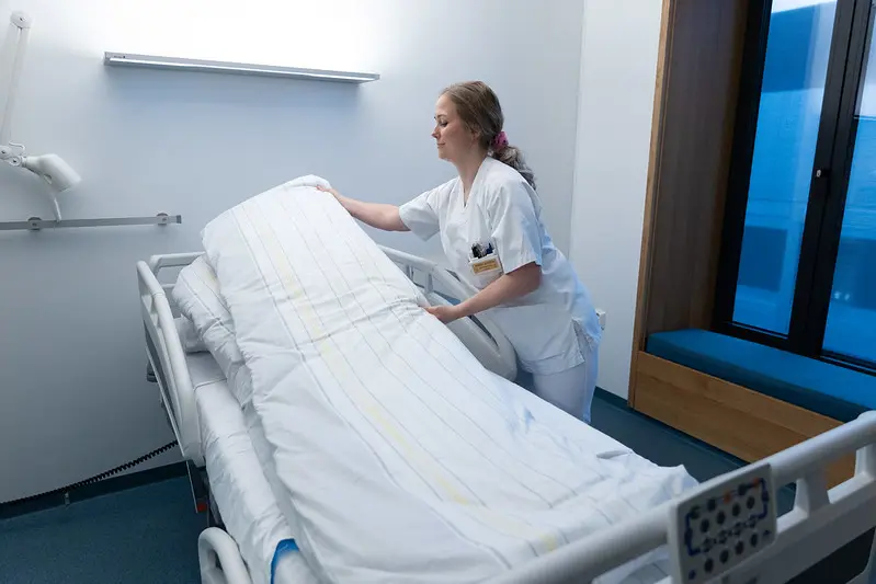 En sykepleier ved en sykehusseng