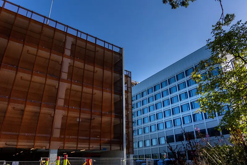 En bygning med blå himmel