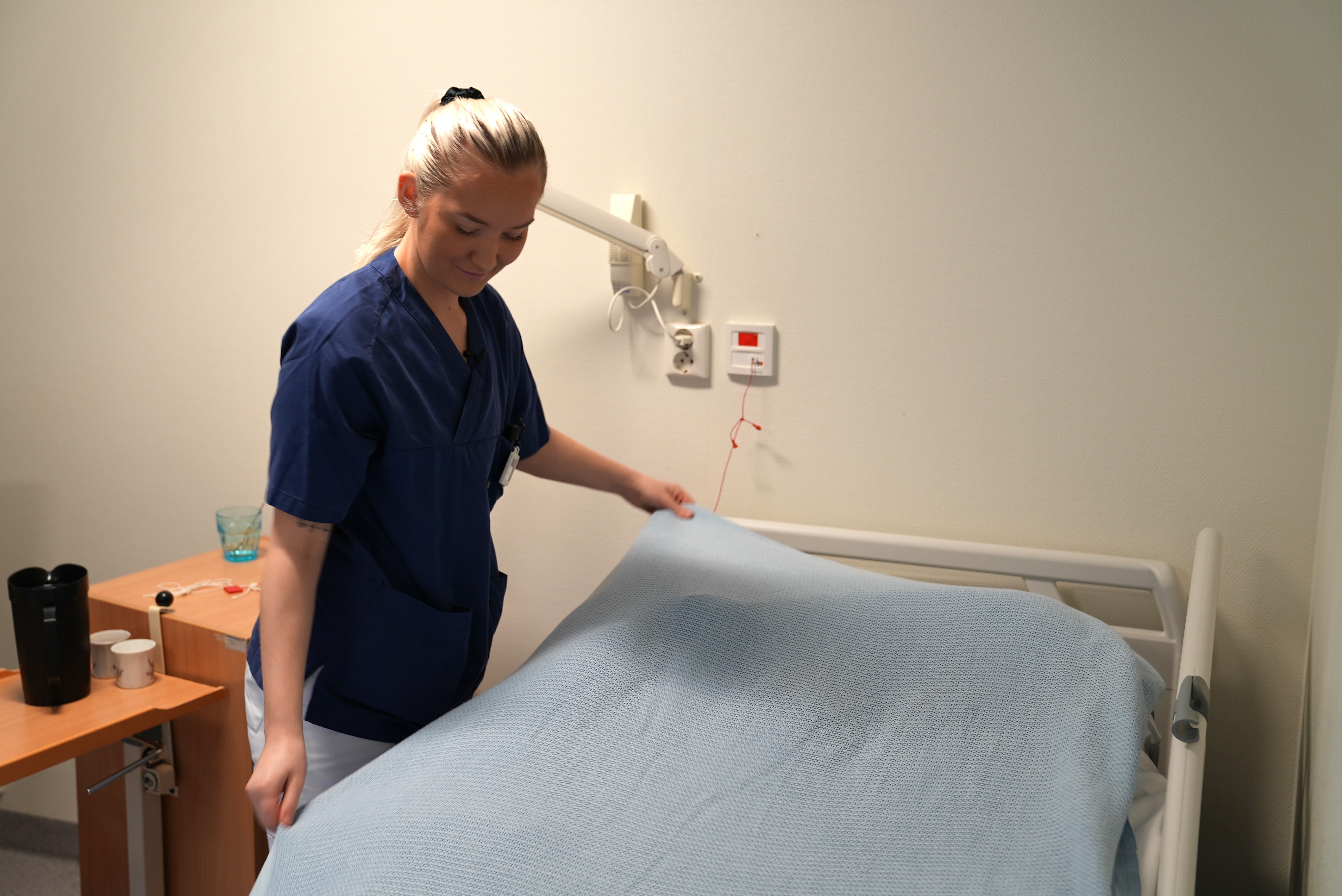 En mann i en sykehusseng