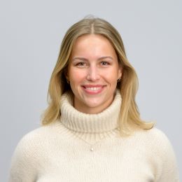 En kvinne med blondt hår