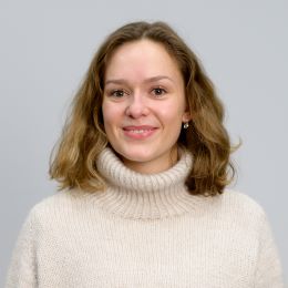 En kvinne med langt hår