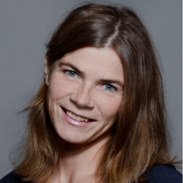 En kvinne med langt hår