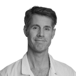 En mann i hvit skjorte