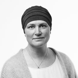 En person som bærer hatt