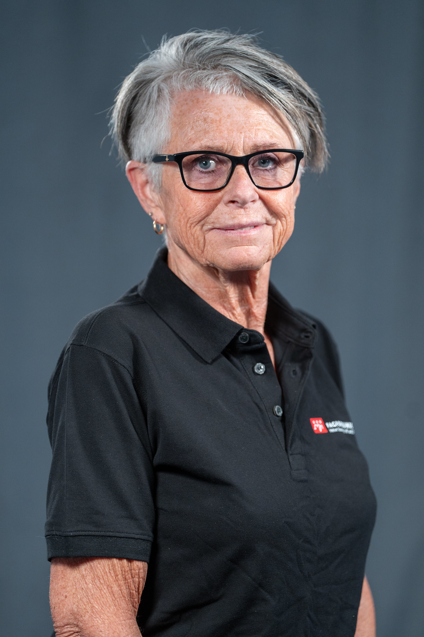 En kvinne med briller