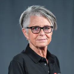 En kvinne med briller