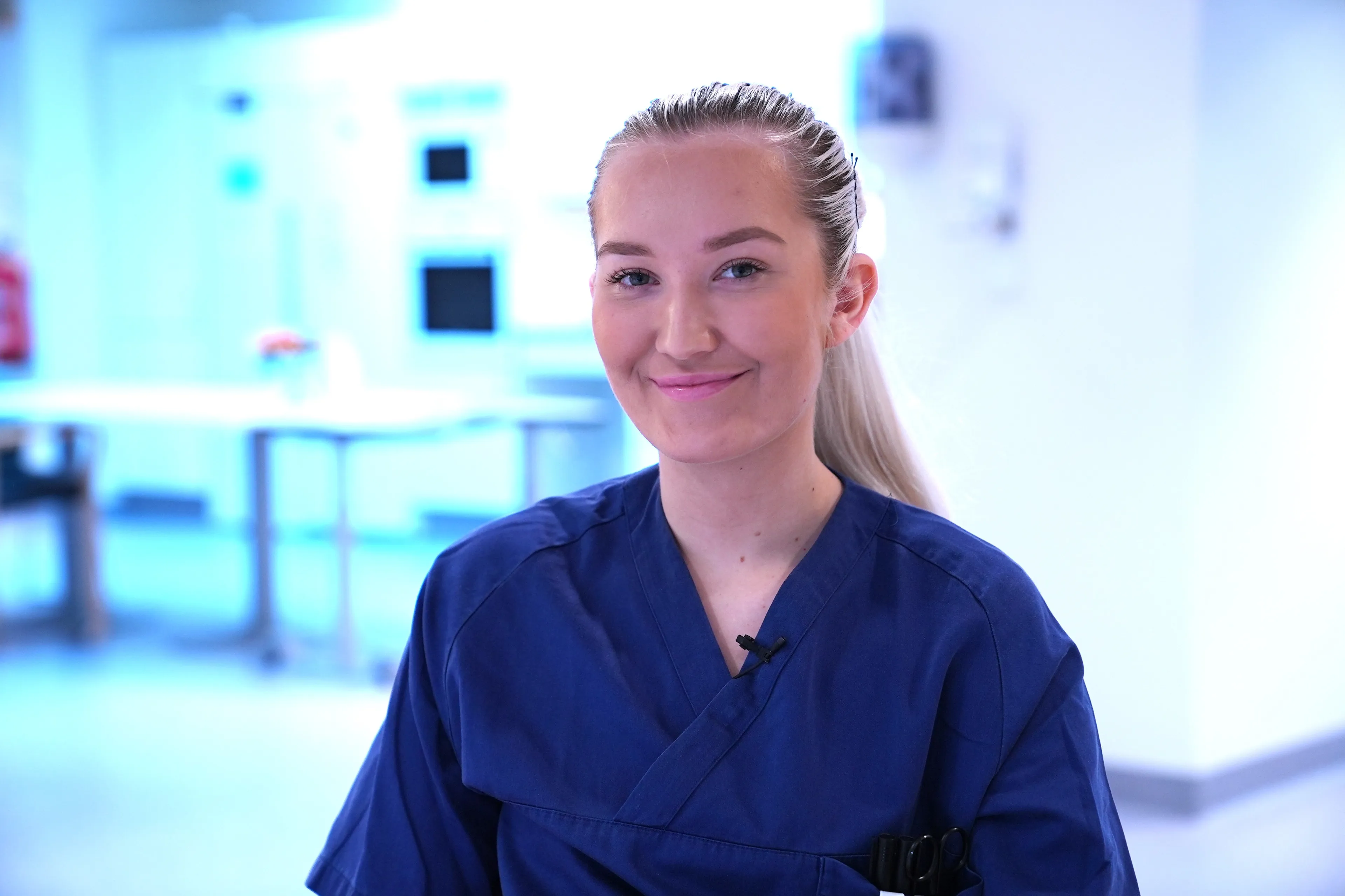 En person i blå skjorte