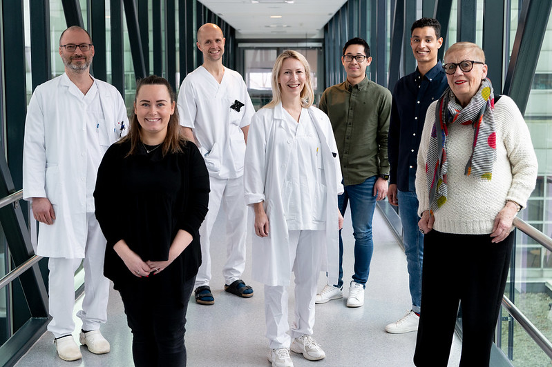 En gruppe mennesker som poserer for et bilde