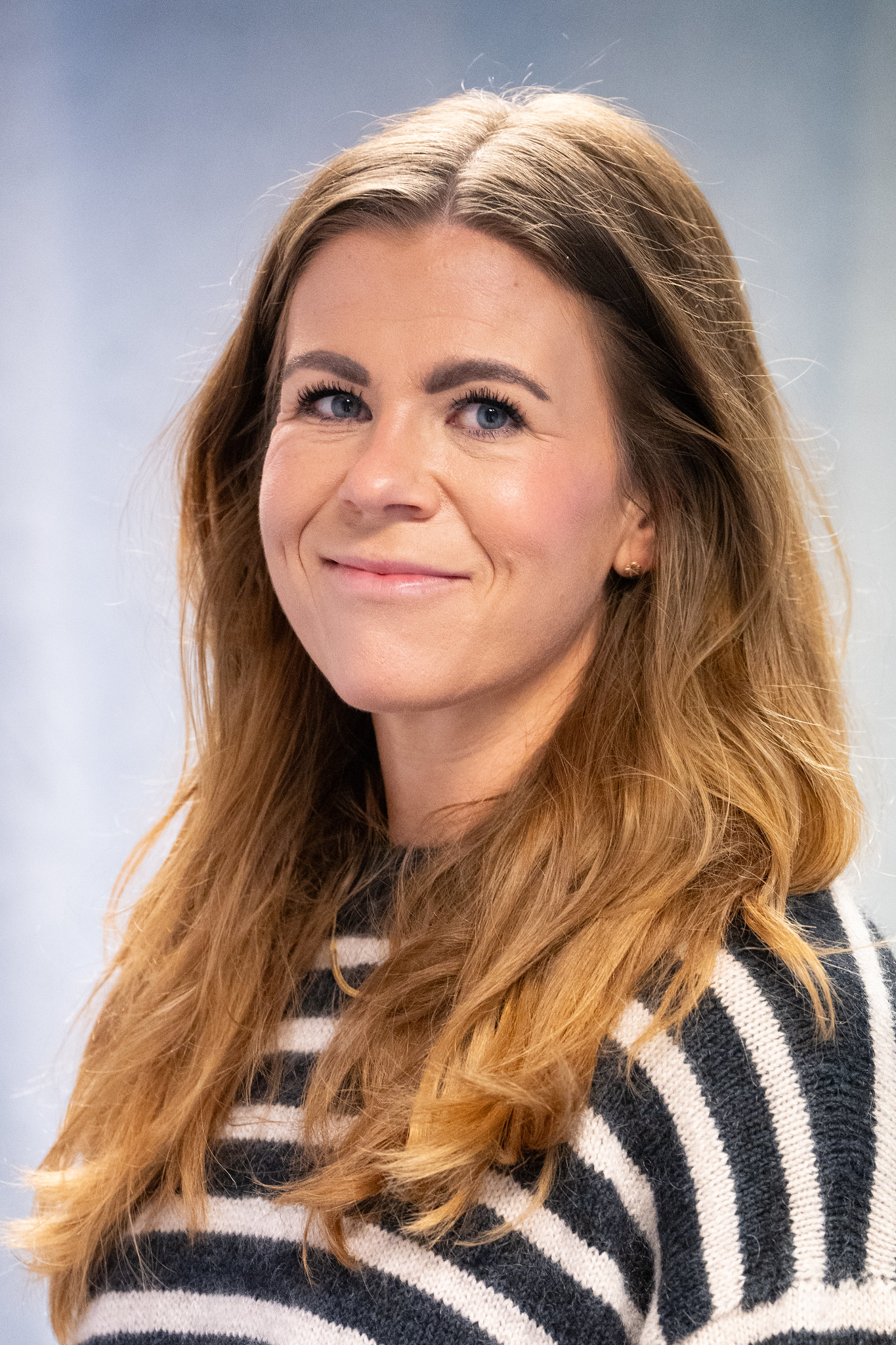 En kvinne med langt hår