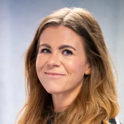 En kvinne med langt hår