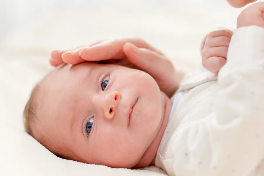 En baby som ligger på ryggen