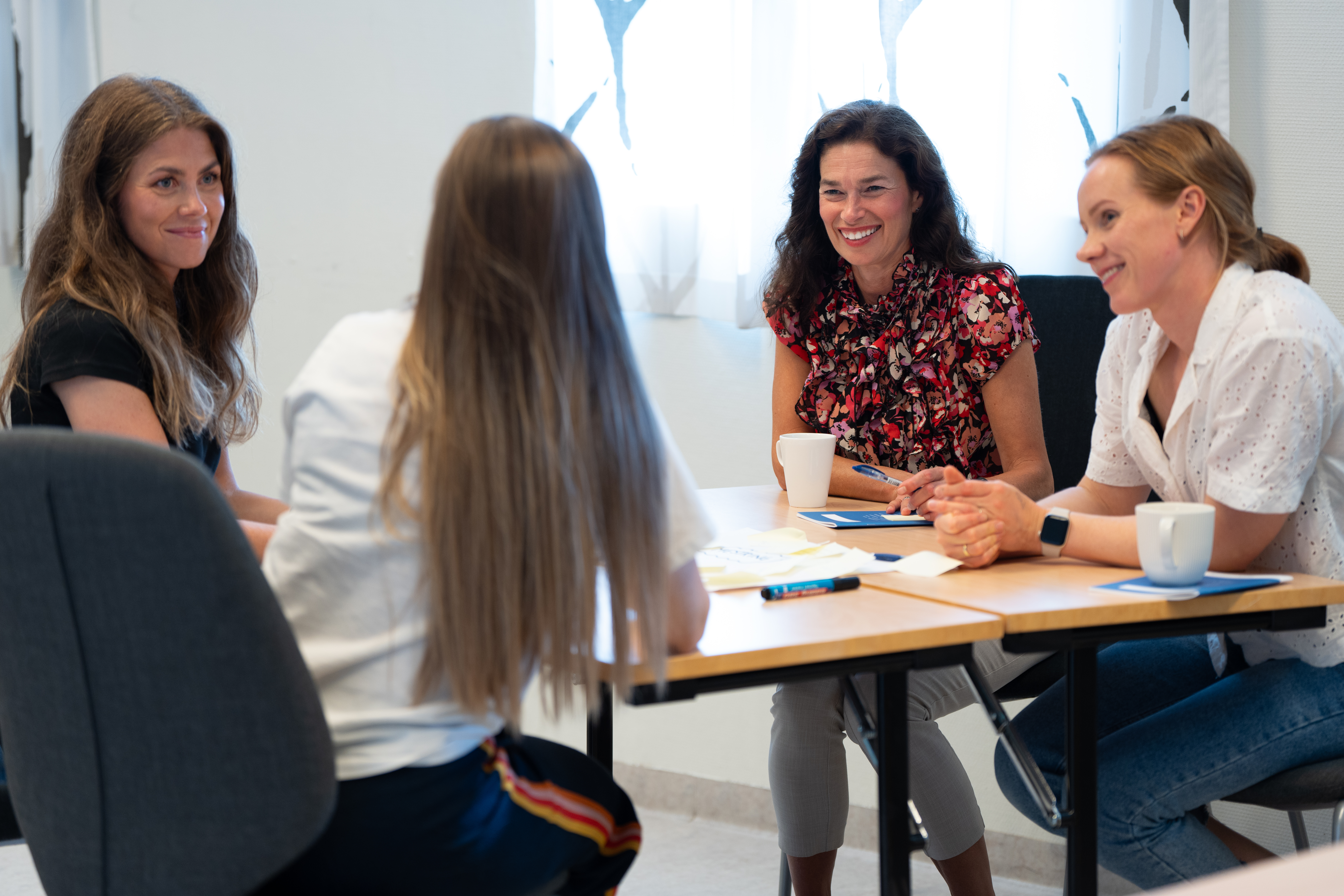 En gruppe mennesker rundt et bord