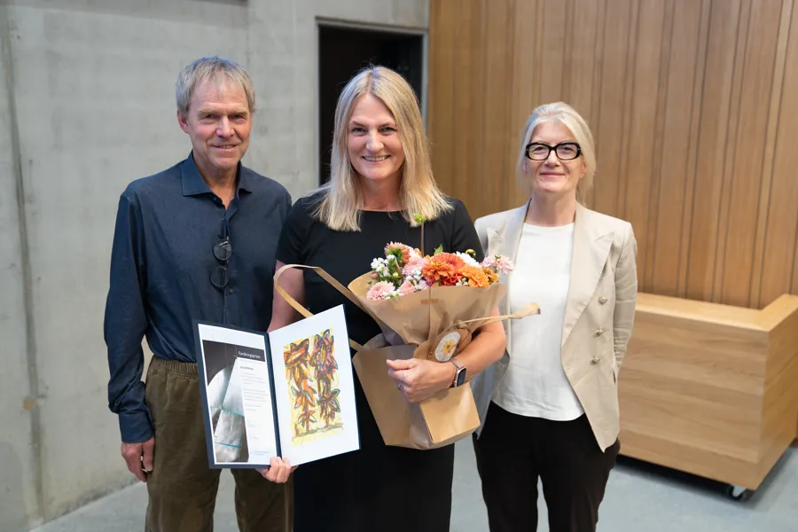 En gruppe mennesker som holder blomster