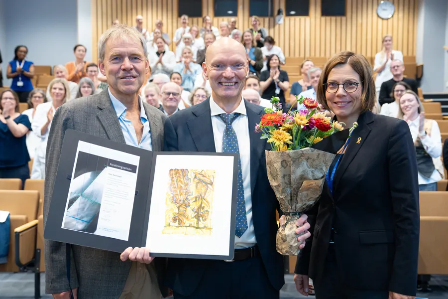 En gruppe mennesker som holder blomster