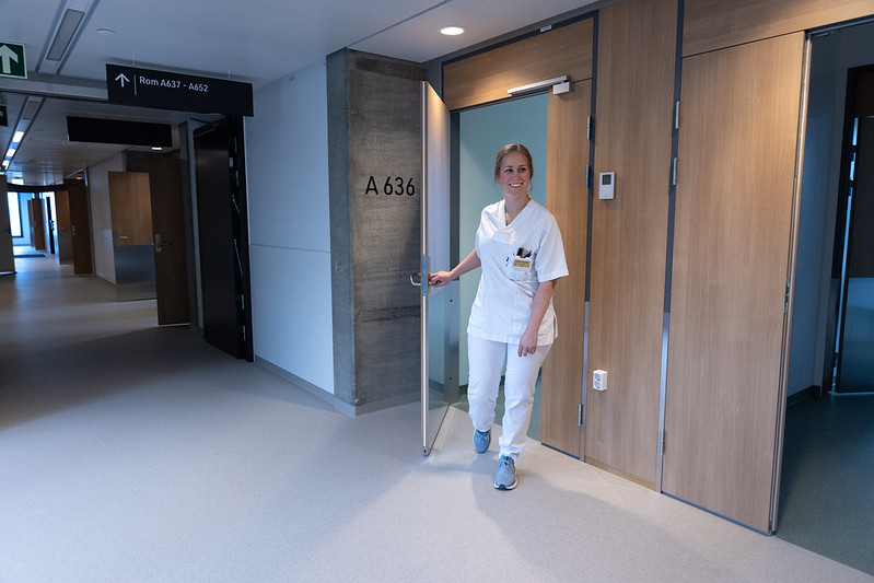 En mann som står i en gang