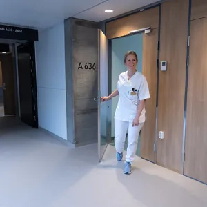 En mann som står i en gang