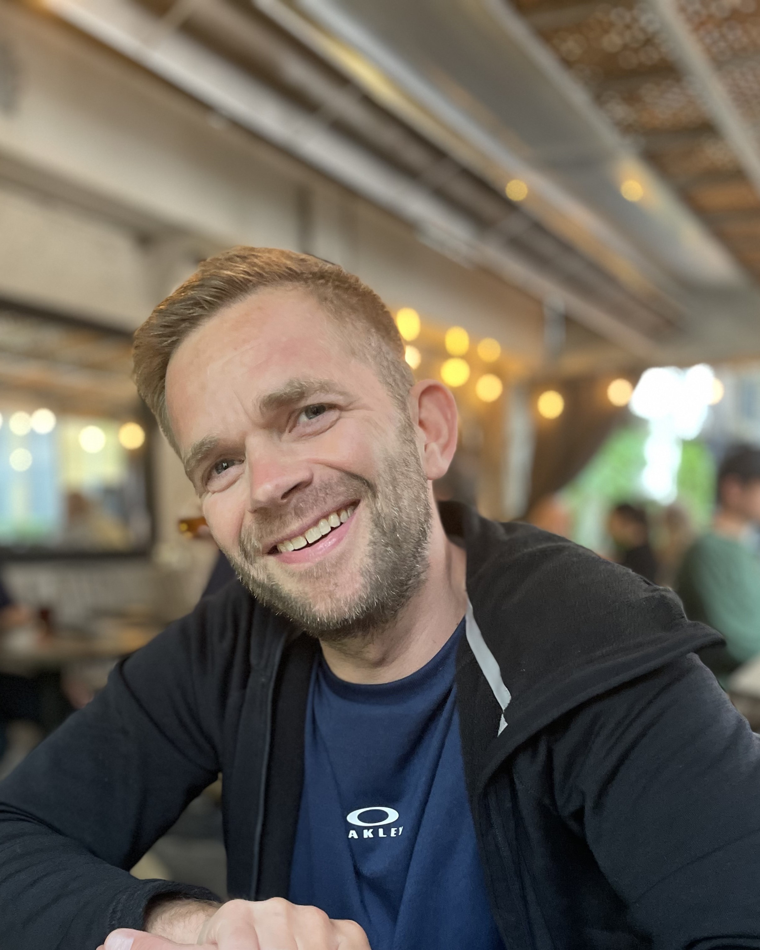 En mann som smiler til kameraet