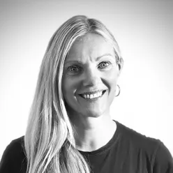 En person som smiler til kameraet