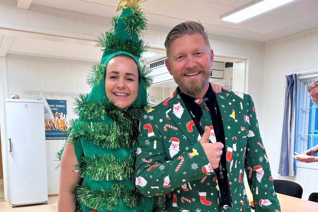 En mann og en kvinne i juleklær