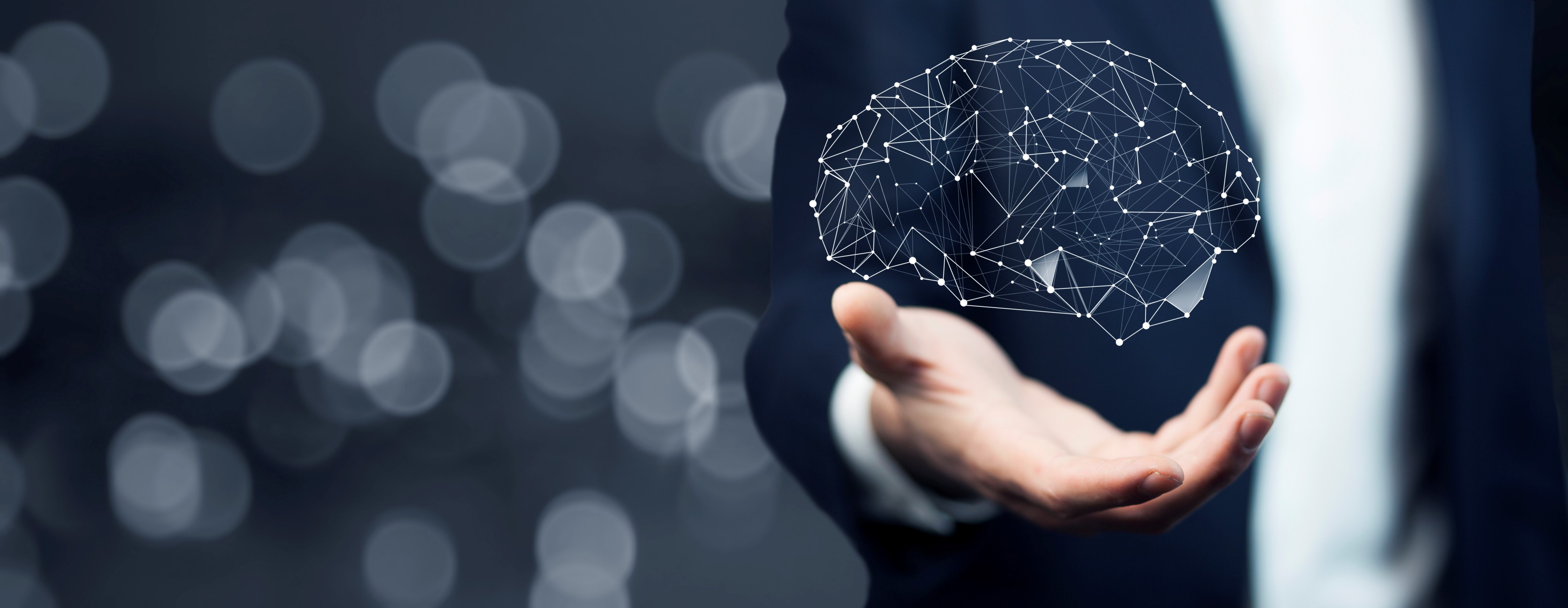 Over hånden er det illustrert en menneskehjerne.