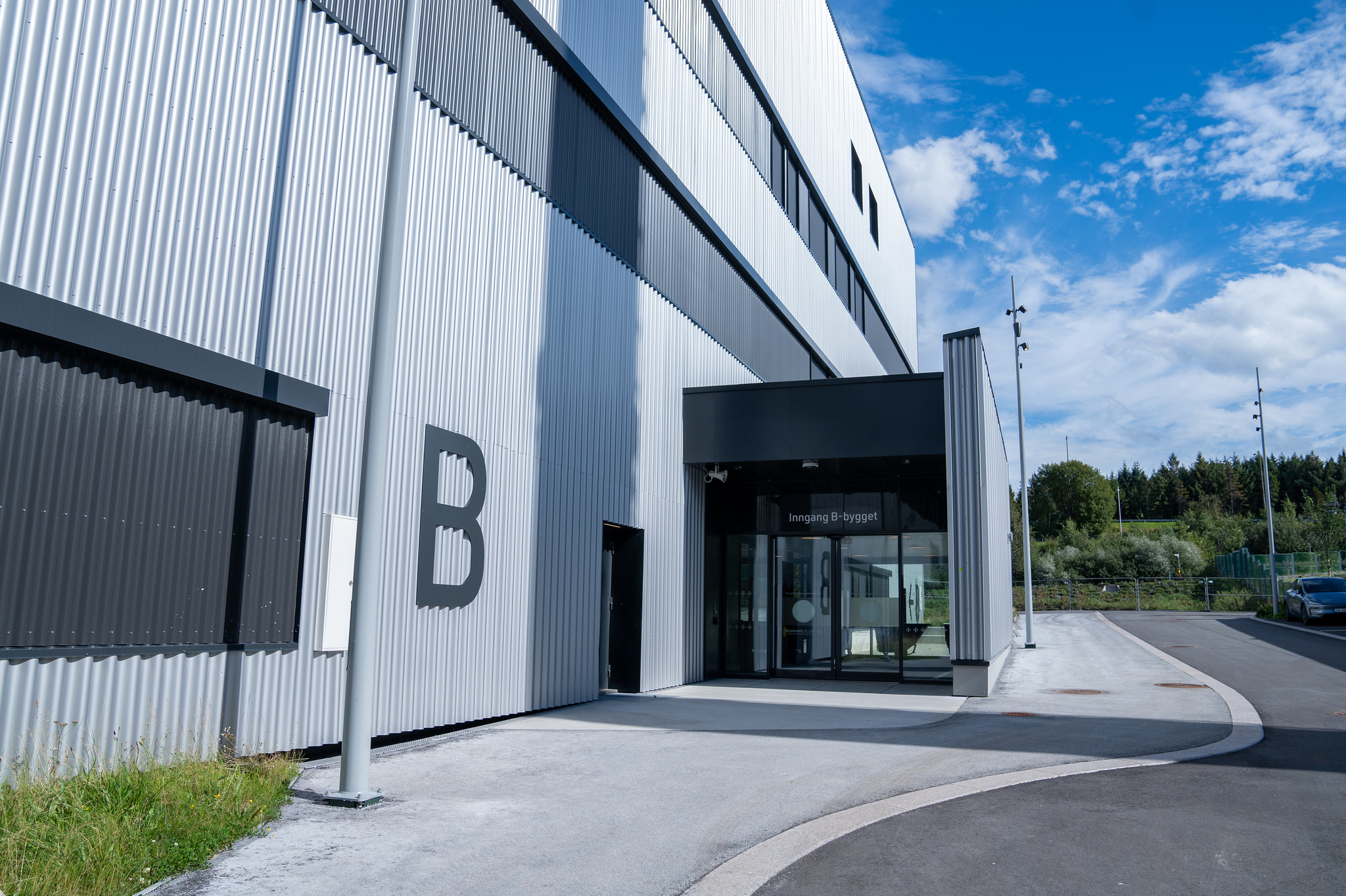 En bygning med skilt på forsiden