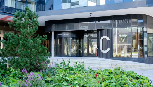 En bygning med glassvinduer