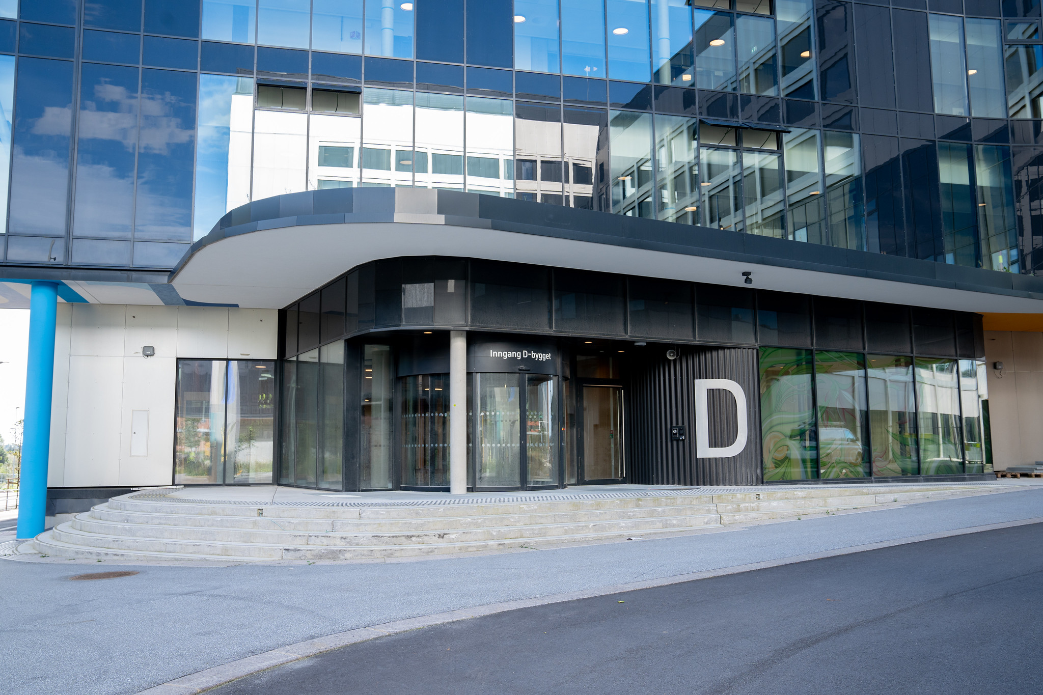 En bygning med glassvinduer