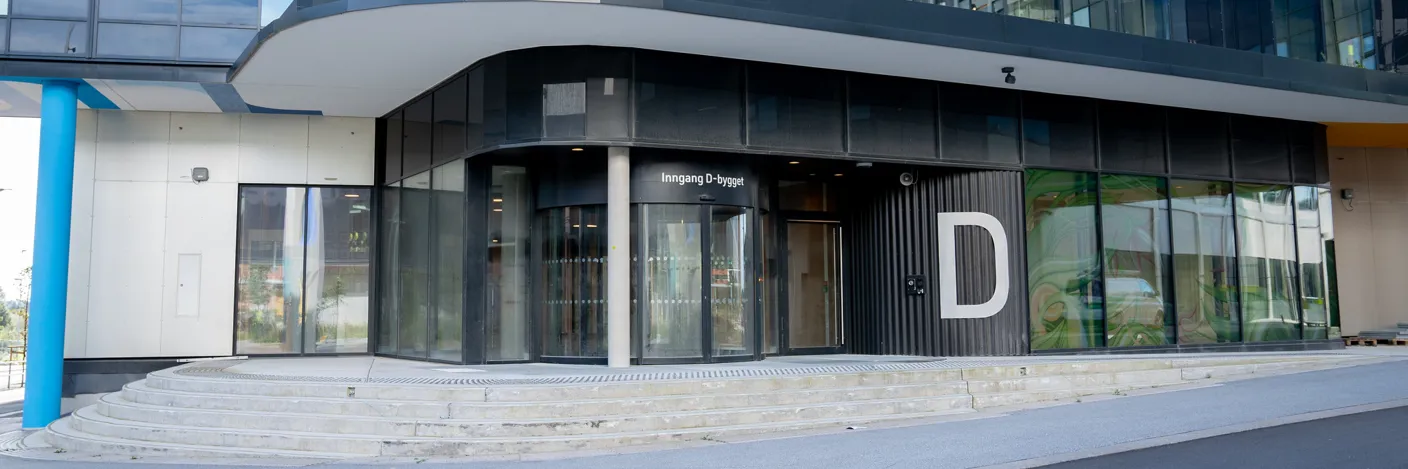 En bygning med glassvinduer