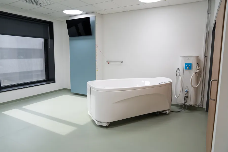 Et hvitt badekar i et rom