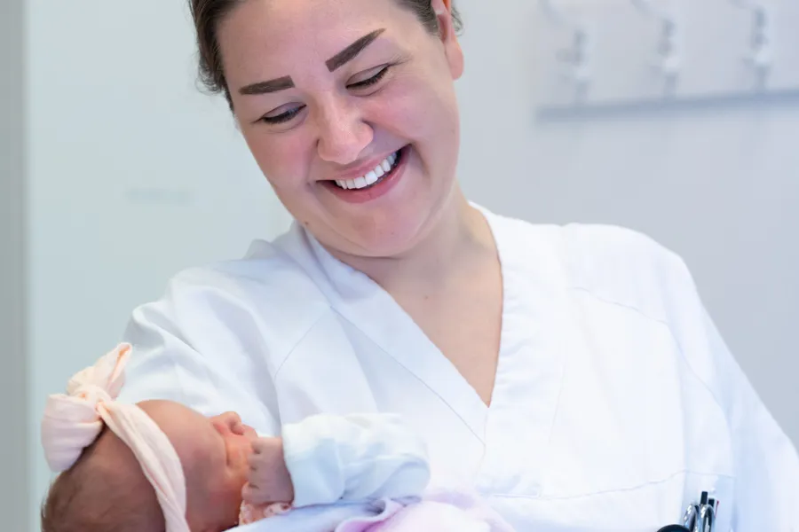 En person som holder en baby