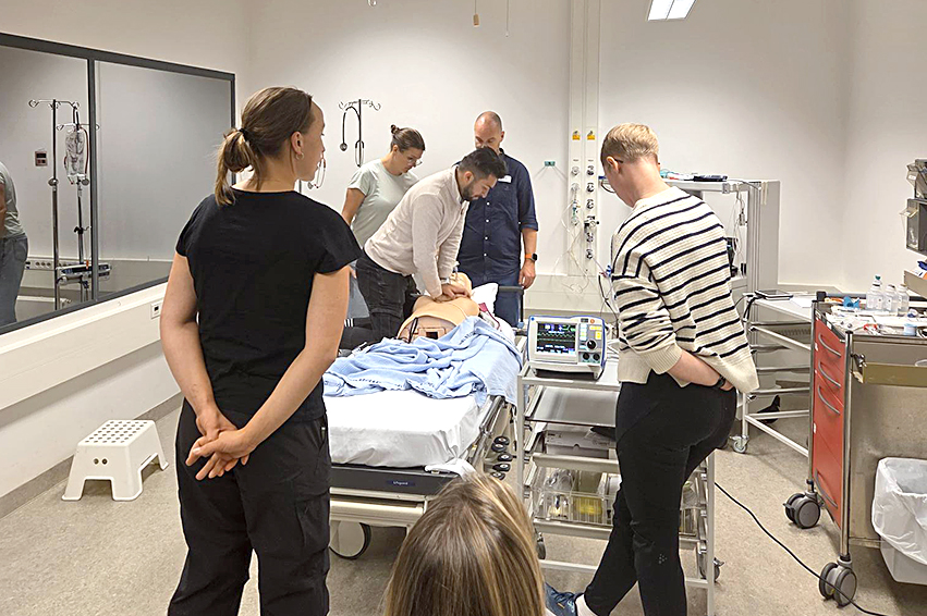 En gruppe personer i et rom