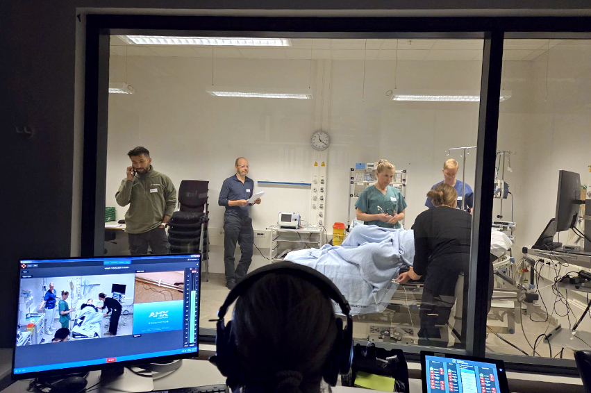 En gruppe personer i et rom